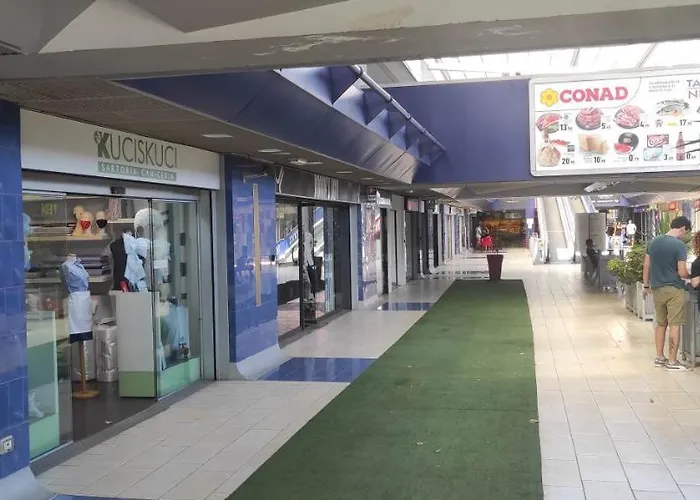 Апартаменты 1 Metro A Free Parking